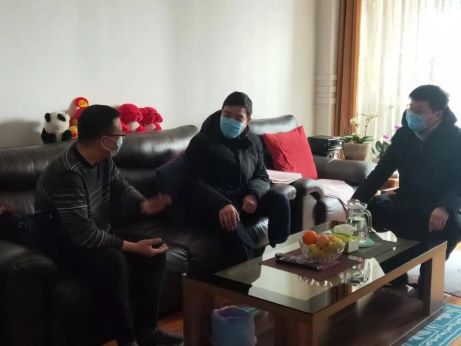 【馳援故事】我們是你們的堅(jiān)強(qiáng)后盾！錦州市中心醫(yī)院領(lǐng)導(dǎo)慰問(wèn)一線醫(yī)務(wù)人員家屬（內(nèi)附 致奔赴湖北醫(yī)療隊(duì)醫(yī)務(wù)工作者家屬的慰問(wèn)信）