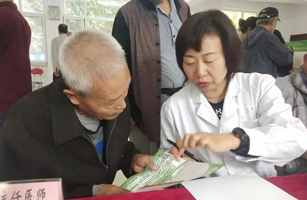 名醫(yī)走基層 健康進萬家—錦州市中心醫(yī)院趙錦被評為“遼寧省文化科技衛(wèi)生三下鄉(xiāng)活動服務(wù)標(biāo)兵”
