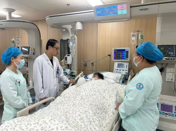學科專欄|突發(fā)頭痛不可輕視 切除腫瘤解決病痛——我院神經外科腦血管病亞?？祈樌瓿梢焕覀蕊D枕入路顱內占位切除術
